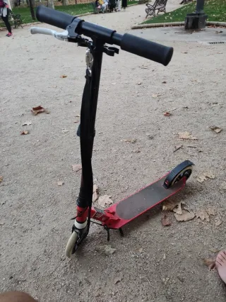 Patinete Rojo y Negro