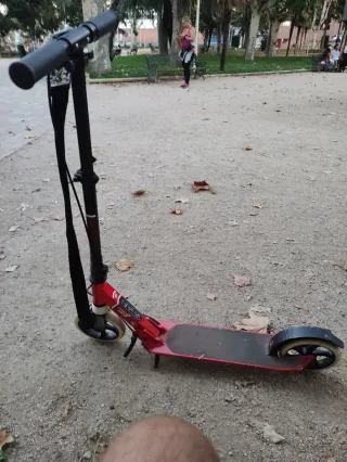 Patinete Rojo y Negro