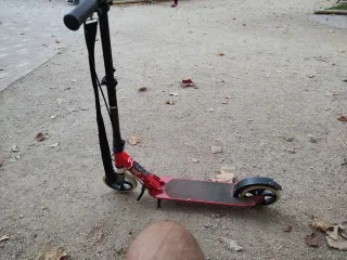 Patinete Rojo y Negro