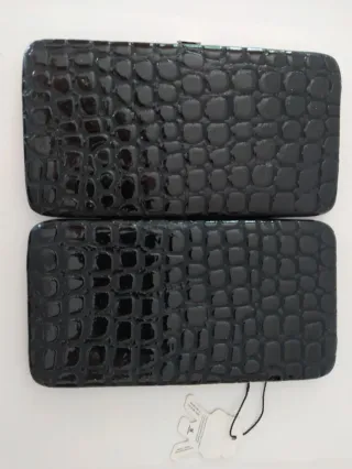 Cartera de mano negra efecto cocodrilo