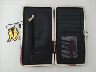 Cartera de mano negra efecto cocodrilo