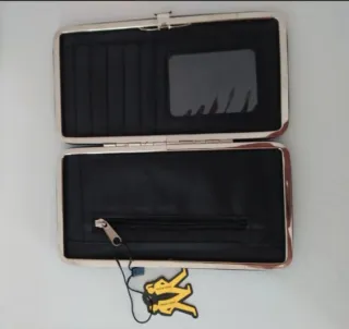 Cartera de mano negra efecto cocodrilo