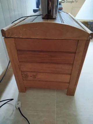 Baúl de madera y mimbre