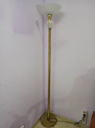 Lámpara de pie dorada y blanca