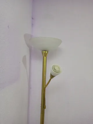 Lámpara de pie dorada y blanca