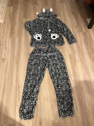 Pijama animal print con capucha