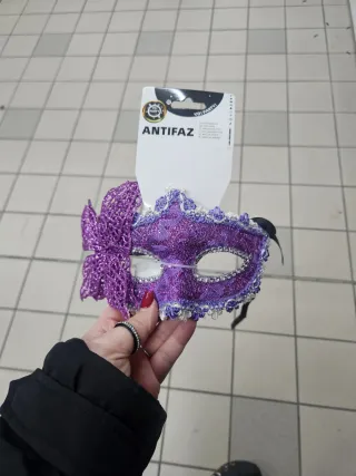 Maschera veneziana nera con piume