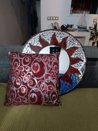 Set specchio decorativo a forma di sole e cuscino abbinato