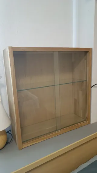 Vitrina de madera con puertas correderas de vidrio