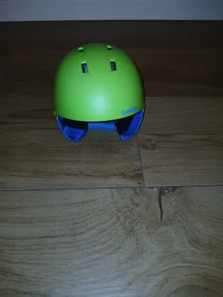 Casco de esquí verde para niños. Talla 48 - 52 cm.