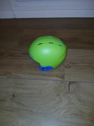 Casco de esquí verde para niños. Talla 48 - 52 cm.