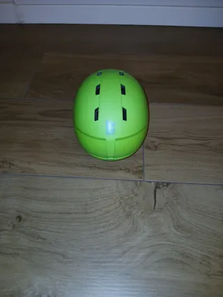 Casco de esquí verde para niños. Talla 48 - 52 cm.