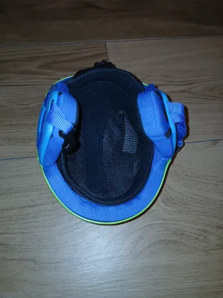 Casco de esquí verde para niños. Talla 48 - 52 cm.