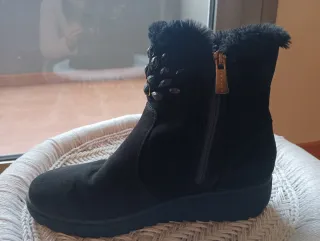 Botas de invierno negras con pedrería.
