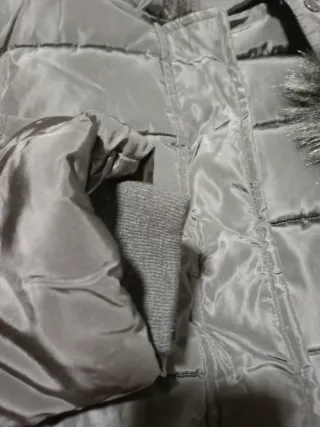 Abrigo largo negro con capucha de pelito