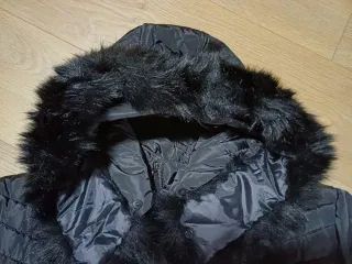 Abrigo largo negro con capucha de pelito