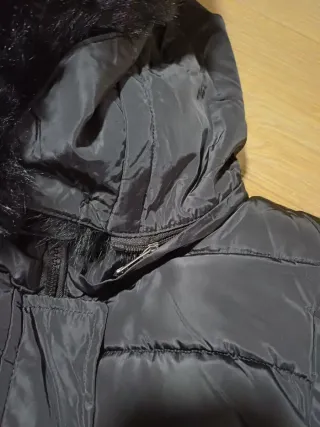 Abrigo largo negro con capucha de pelito