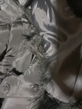 Abrigo largo negro con capucha de pelito