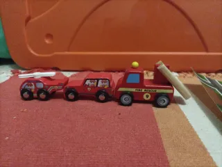Juego de 3 vehículos de bomberos de madera