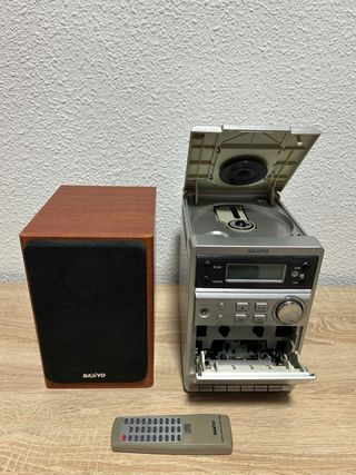 Mini cadena Sanyo con altavoz y mando