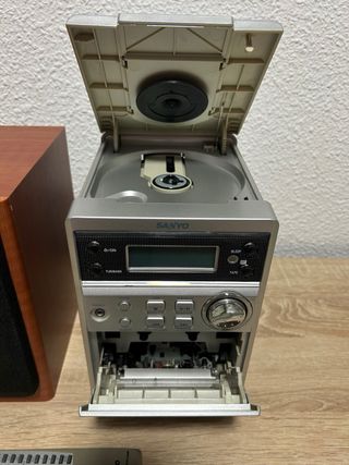 Mini cadena Sanyo con altavoz y mando