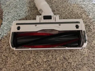 Cepillo aspirador blanco