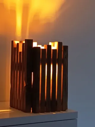 Lámpara de mesa rústica de madera