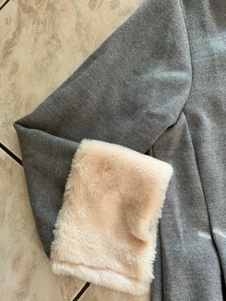 Cappotto ZUIKI grigio con maniche beige