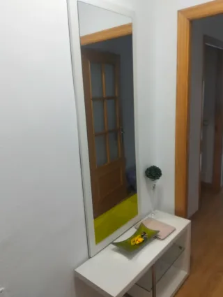 Mueble recibidor blanco con espejo