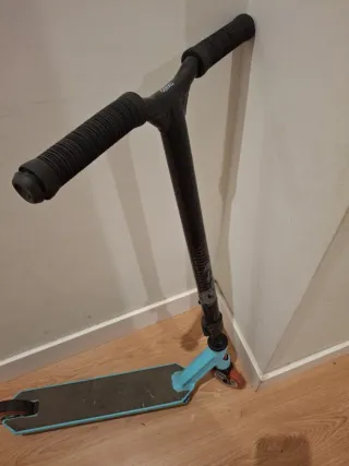 Patinete infantil azul y negro