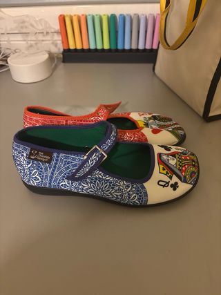 Zapatos planos con diseño de cartas