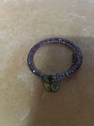 Pulsera de cuentas moradas con dijes