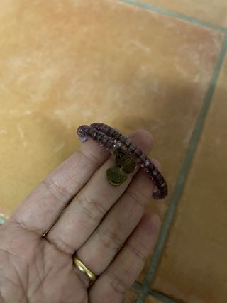 Pulsera de cuentas moradas con dijes