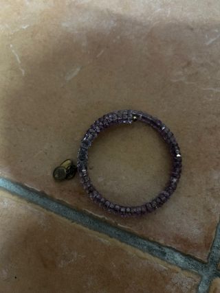 Pulsera de cuentas moradas con dijes
