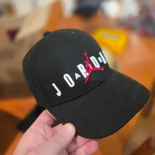Gorra Jordan Negra Niños Talla 8-20