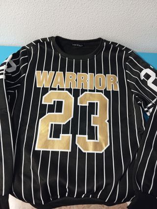 Sudadera Warrior 23 Negra Rayas Doradas