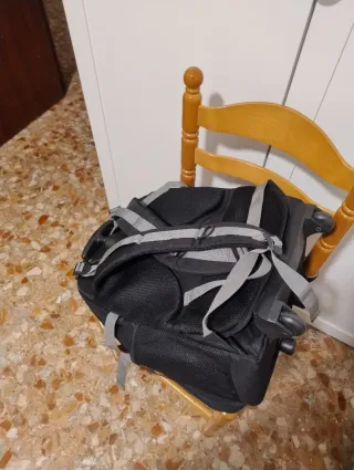 Mochila Trolley Bolsos Negra y Naranja con ruedas.