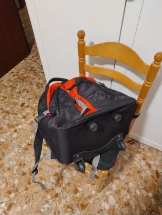 Mochila Trolley Bolsos Negra y Naranja con ruedas.