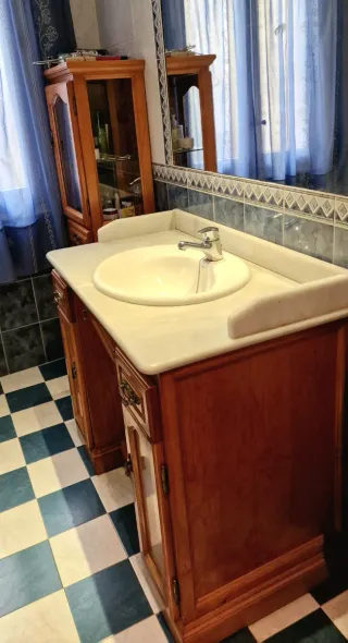Mueble lavabo  y armario vitrina para baño