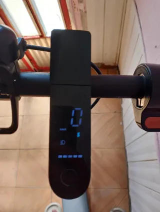 Patinete eléctrico gris