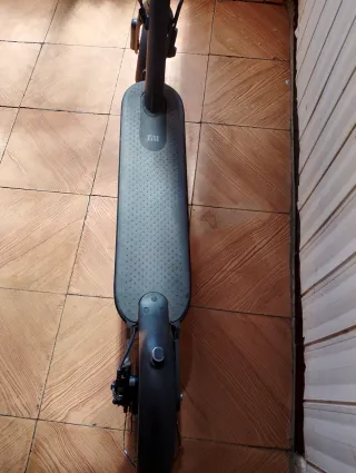 Patinete eléctrico gris