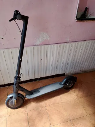 Patinete eléctrico gris