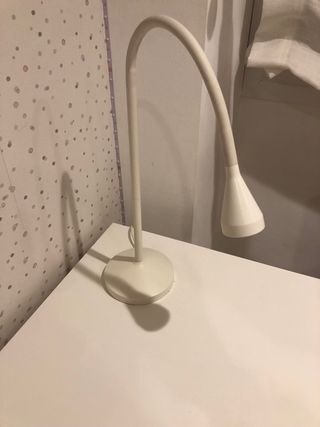 Escritorio Ikea MICKE Blanco + flexo gratis.