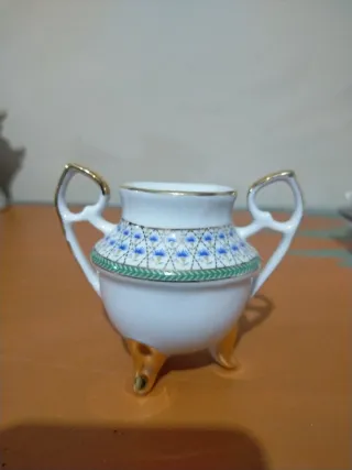 Figura de porcelana con asas y patas
