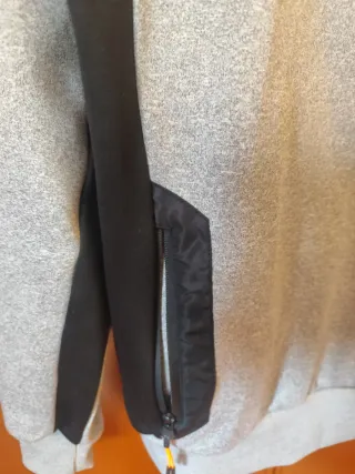 Sudadera gris con cuello naranja