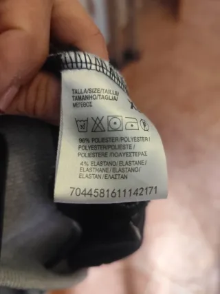 Sudadera gris con cuello naranja