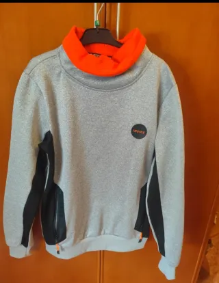 Sudadera gris con cuello naranja