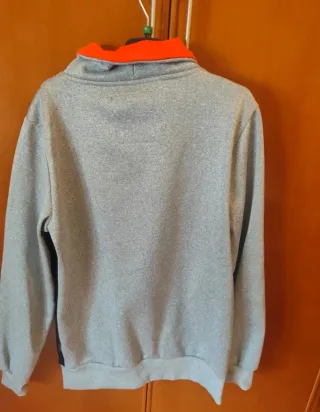 Sudadera gris con cuello naranja