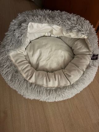Cama para mascotas pequeñas gris y beige.