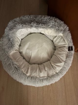 Cama para mascotas pequeñas gris y beige.